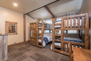 5 bedrooms, iron/ironing board, WiFi, bed sheets - Sun Valley Luxury Home (Hailey)