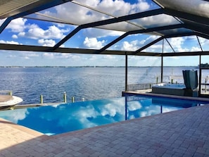 Una piscina a sfioro, una piscina riscaldata