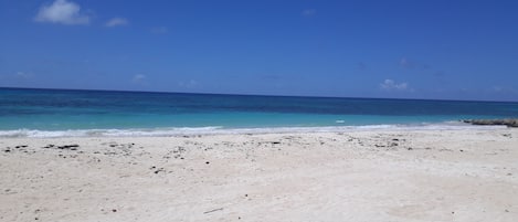 Chaises longues, serviettes de plage