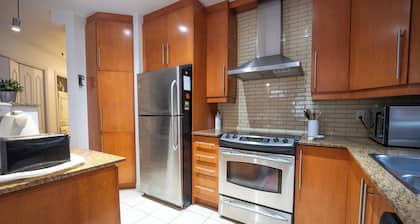 Cosy 2Bdroom* Condo Heart of downtown with interior parking