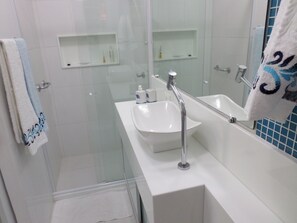 Shower, towels, soap, toilet paper - EXCELLENT 3-BEDROOM APARTMENT, FURNISHED, OCEANFRONT, WITH MAID SERVICE. (Camaçari)