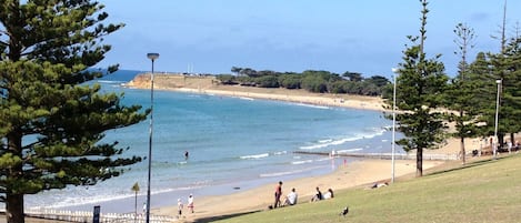 Plage, chaises longues