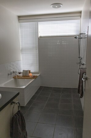 Badewanne, Haartrockner, Handtücher, Seife