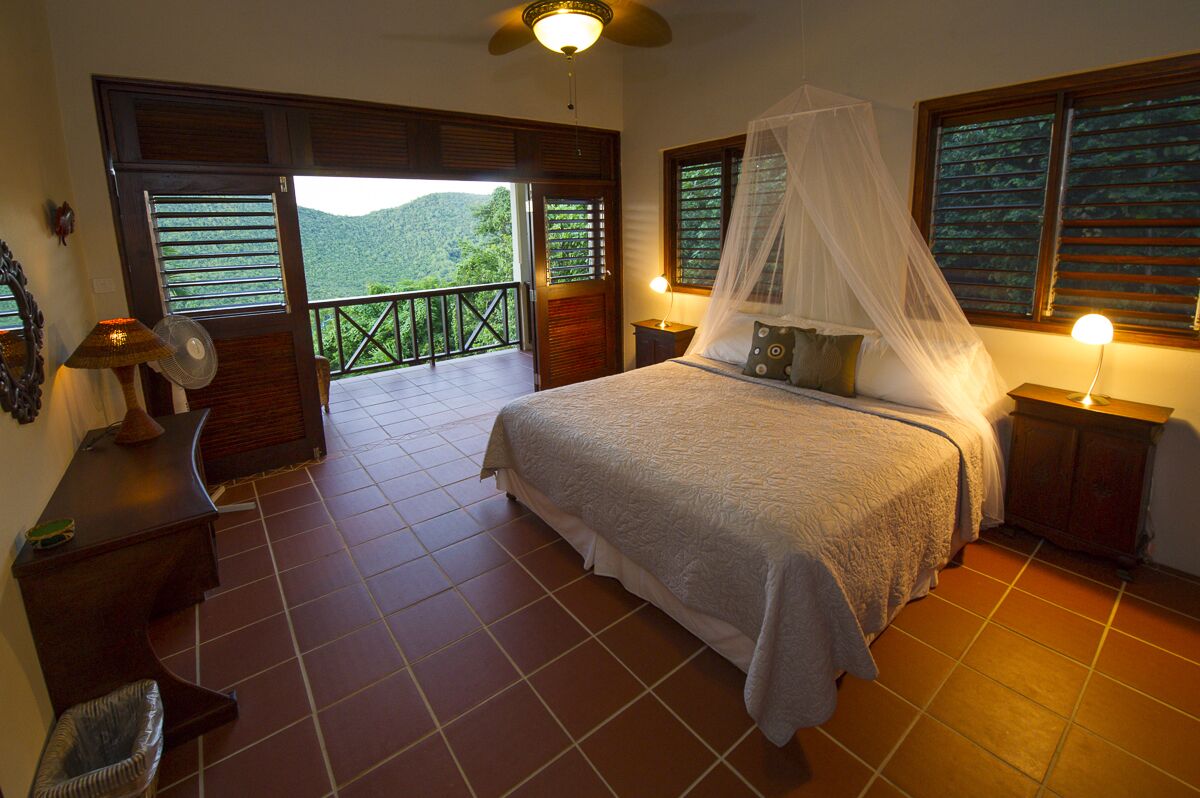 9 makuuhuonetta, tallelokero huoneessa, silitysrauta/-lauta