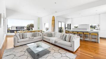 Smart TV, fireplace, DVD player, table football