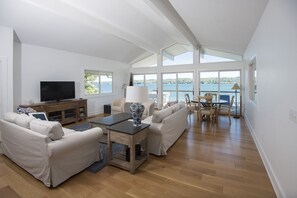 Una Smart TV, una chimenea, un reproductor de DVD, libros