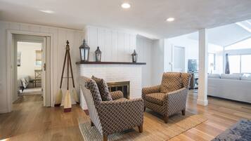 Smart TV, chimenea, reproductor de DVD, libros