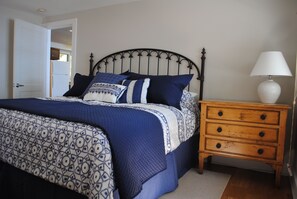 3 bedrooms, iron/ironing board, free WiFi, bed sheets - 100' Level Lakefront Beach (Skaneateles)