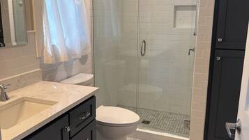 Baignoire, sèche-cheveux, serviettes fournies, savon