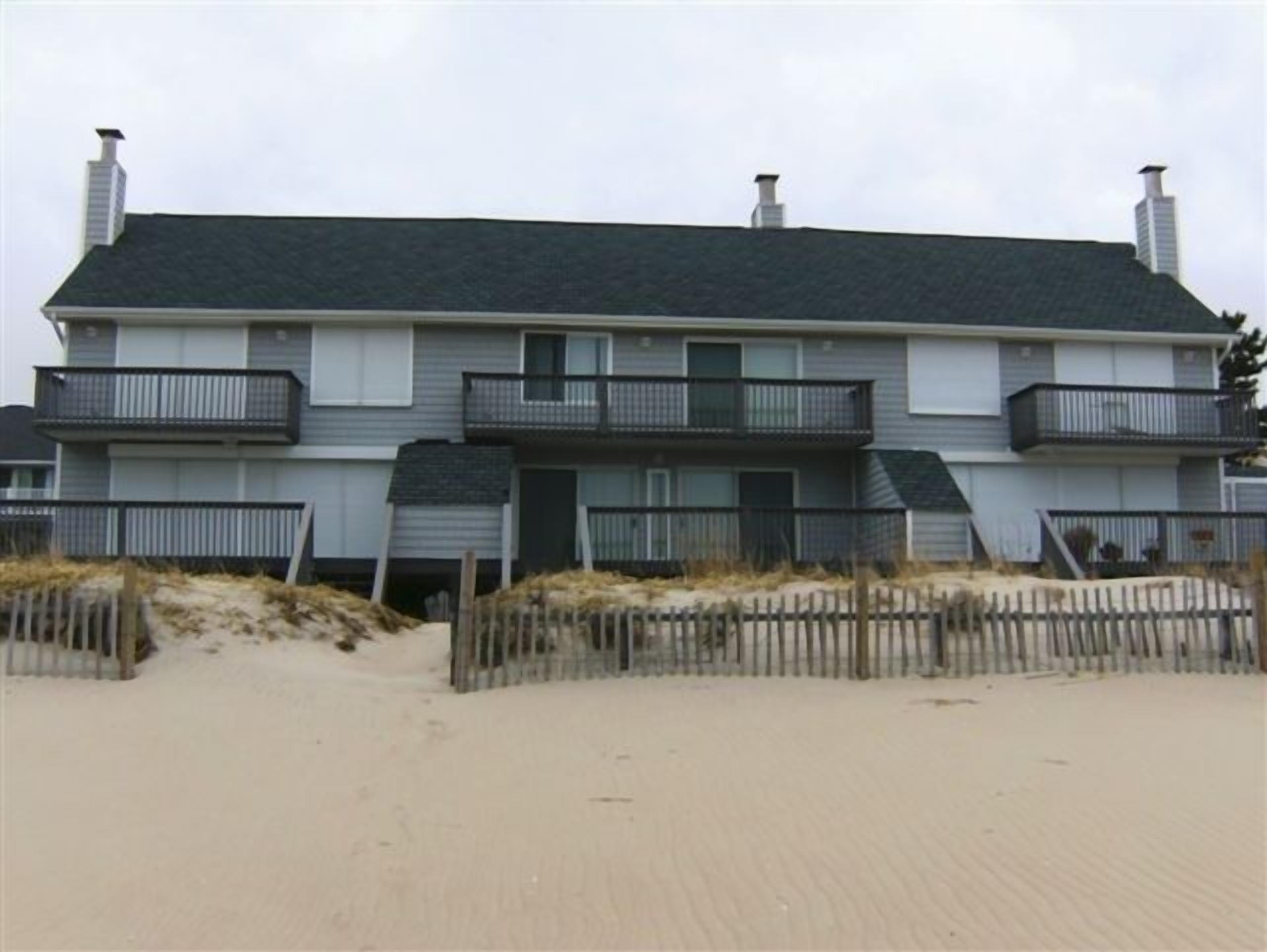 Oceanfront Townhouse in family-friendly Tower Shores