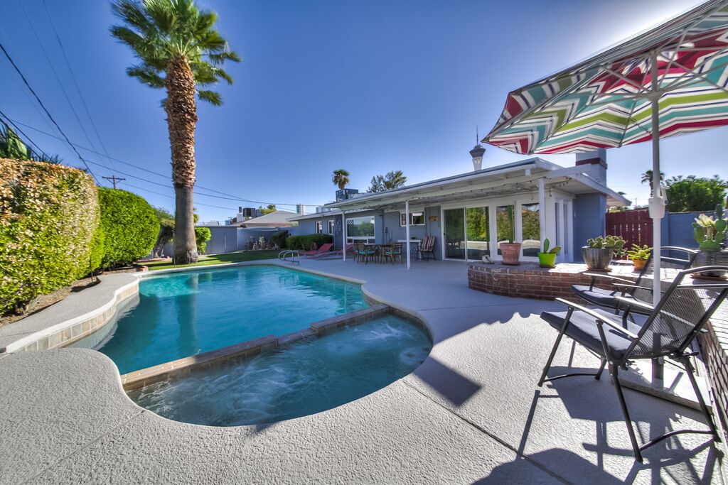 Vintage Gem - Downtown & Convention Center | 3BR
