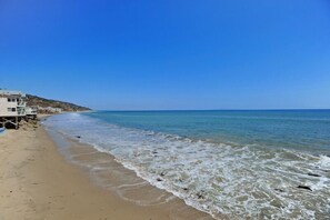 En la playa, camastros y toallas de playa
