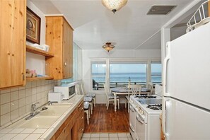 Fridge, microwave, oven, stovetop - Exclusive Oceanfront Cottage on Dry Sandy Carbon Beach - Seal (Malibu)