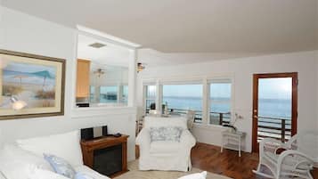 Een televisie, een dvd-speler en een stereo