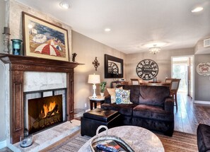 TV a schermo piatto, caminetto, videogiochi, videoteca