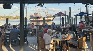 Outdoor dining - Luxury, Award-Winning Pool, All-Day Sun, Dock, Tiki Hut, Wheelchair Accessible (Cape Coral)