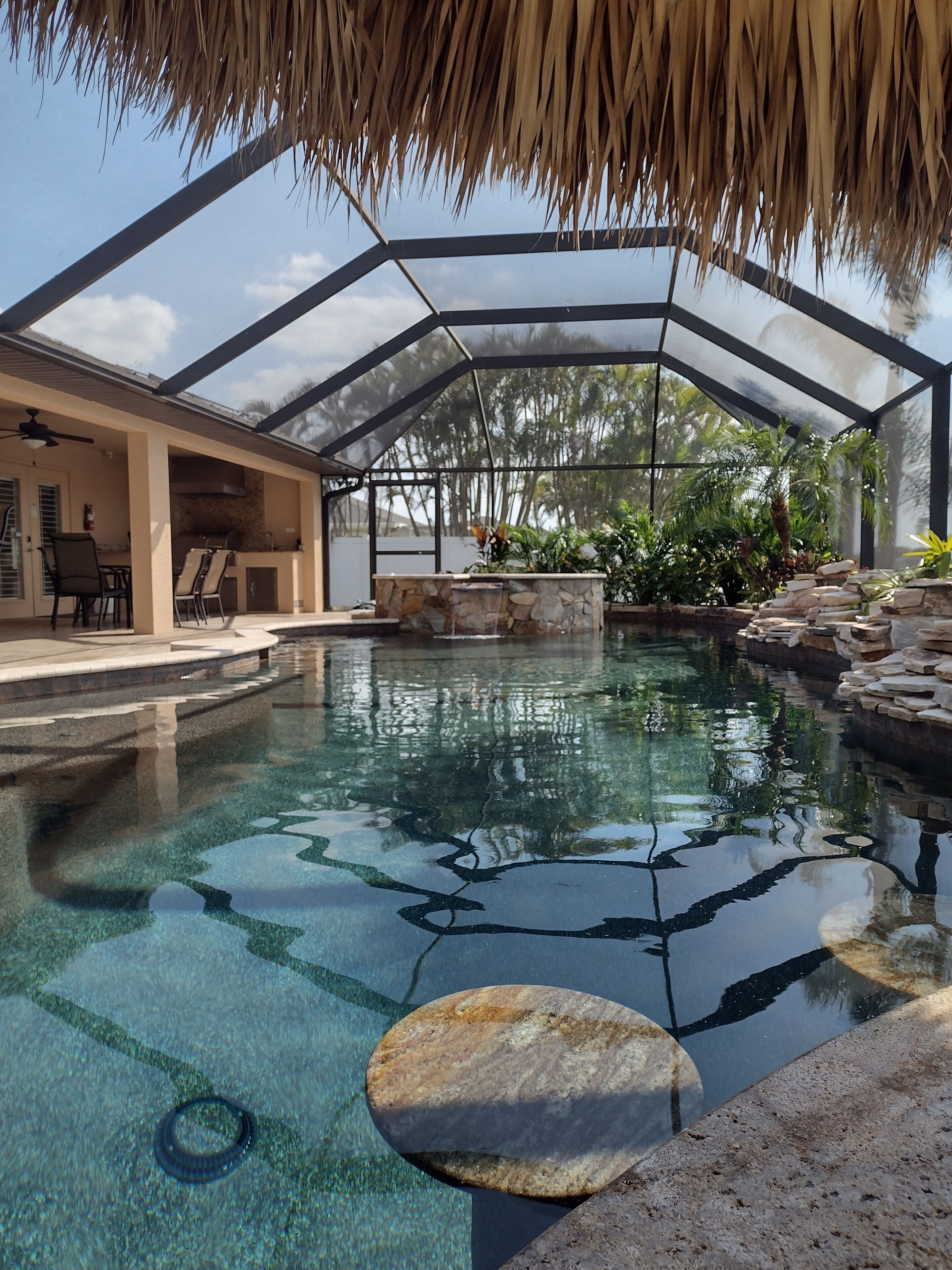 Een buitenzwembad, een verwarmd zwembad