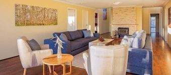 Bondys Beach House—Panoramic Beachside Living