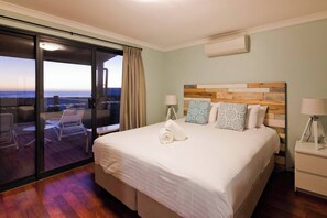 6 bedrooms, desk, iron/ironing board, WiFi