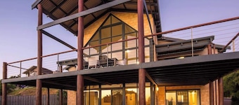 Bondys Beach House—Panoramic Beachside Living
