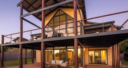 Bondys Beach House—Panoramic Beachside Living