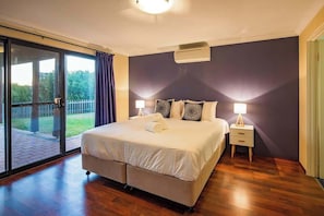6 bedrooms, desk, iron/ironing board, WiFi