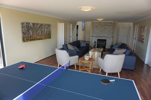 Bondys Beach House—Panoramic Beachside Living