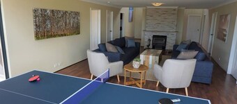 Bondys Beach House—Panoramic Beachside Living