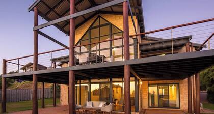 Bondys Beach House Panoramic Beachside Living