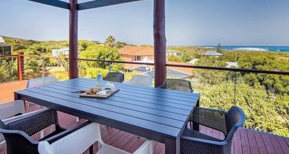 Bondys Beach House—Panoramic Beachside Living
