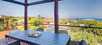 Bondys Beach House—Panoramic Beachside Living