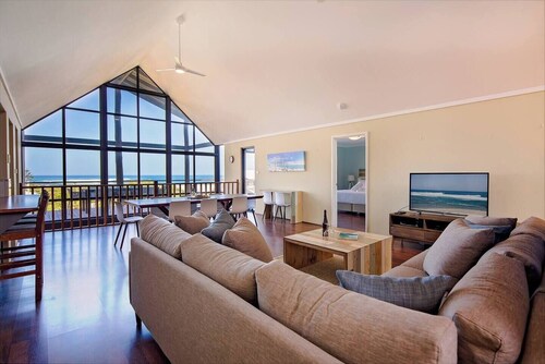 Bondys Beach House Panoramic Beachside Living