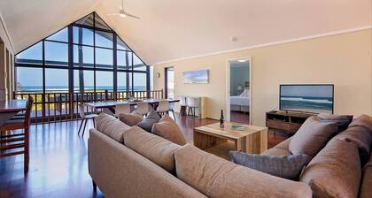 Bondys Beach House Panoramic Beachside Living