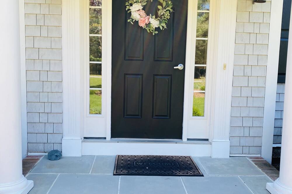 BEAUTIFUL and PRIVATE OSTERVILLE HOME, LARGE GAME ROOM, AC,PARKING