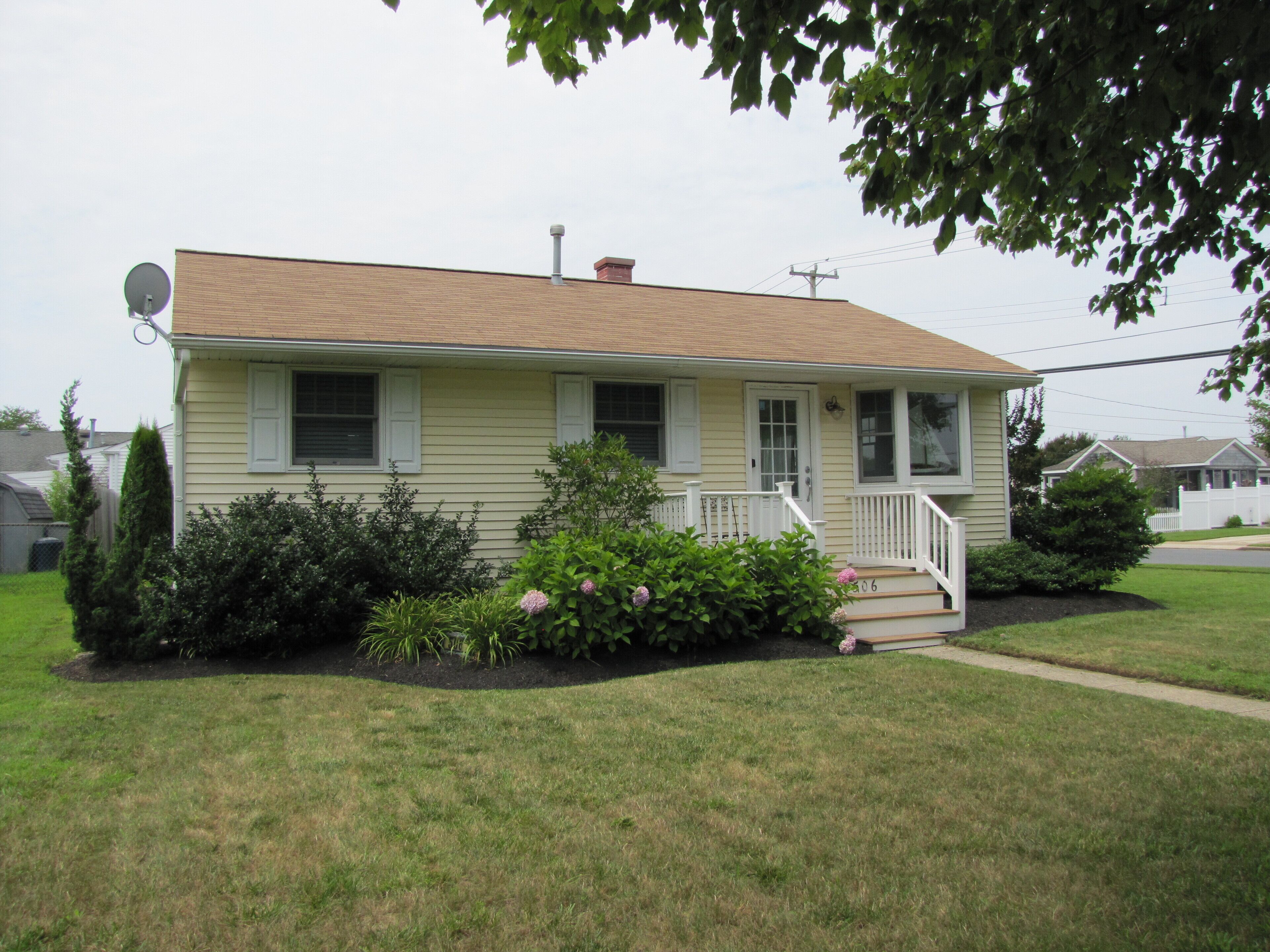 Fully-Renovated single family home close to beach & town now booking for 2024!