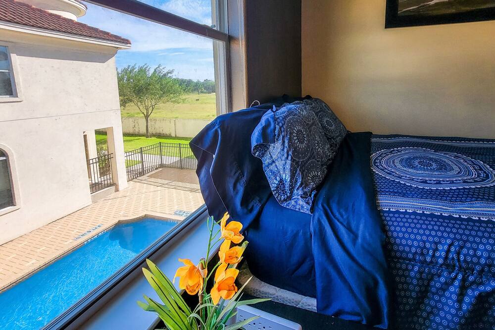 4BR Smart Luxe Condo w/ Pool View, Gated Community: close to Costco & Top Golf