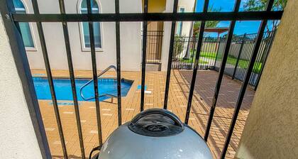 Smart Lovely Home, 4 rooms, 2 1/2 bathroom, w / Pool, Gated Community in McAllen