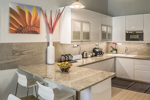 Réfrigérateur, four à micro-ondes, un four, surface de cuisson