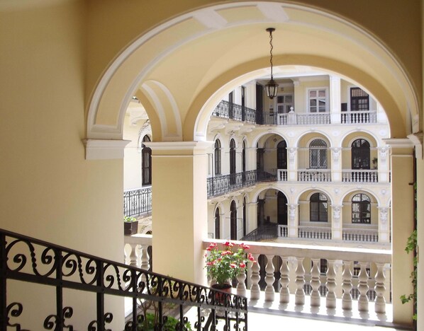 المنشأة من الداخل