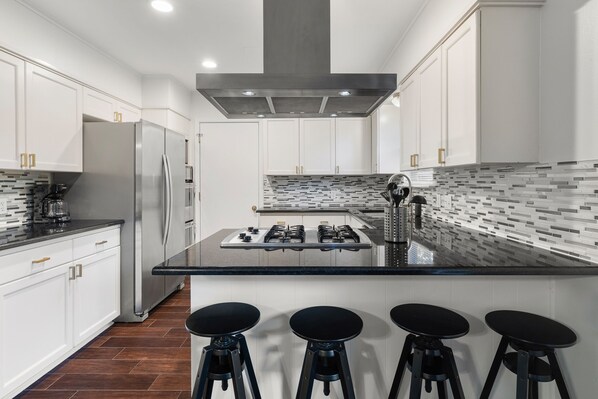 冷蔵庫、電子レンジ、オーブン、コンロ