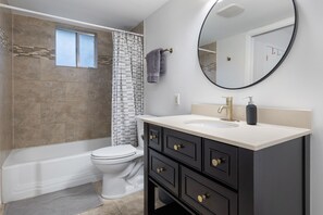 Combined shower/tub, hair dryer, towels, soap - 2 Living Rooms, Lots of Big Beds! 3 king, 2 queen (Austin)
