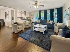 薄型テレビ、DVD プレーヤー、書庫、ビデオライブラリ