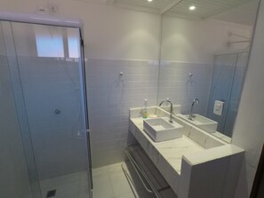 Dusche, Haartrockner, Handtücher, Toilettenpapier