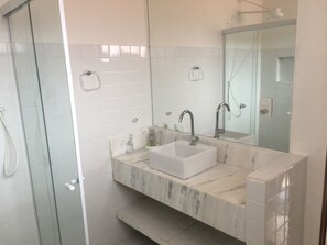 Shower, hair dryer, towels, toilet paper - Beach House Prumurim, nature close to the beach. (Prumirim)