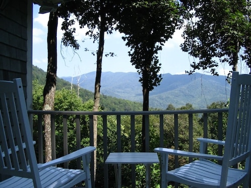 Mountain Chalet with Beautiful Views, Pet Friendly, 6 Bdrms, 2 kings