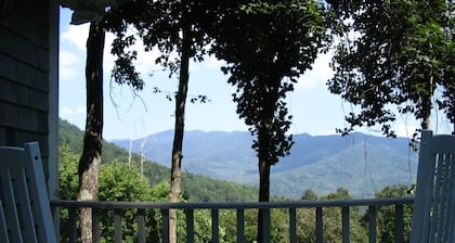 Mountain Chalet with Beautiful Views, Pet Friendly, 6 Bdrms, 2 kings