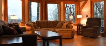 Mountain Chalet with Beautiful Views, Pet Friendly, 6 Bdrms, 2 kings