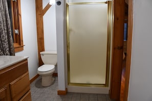 Combined shower/bathtub, jetted bath, hair dryer, towels - Mountain Chalet with Beautiful Views, Pet Friendly, 6 Bdrms, 2 kings (Black Mountain)