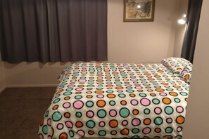 2 bedrooms, desk, iron/ironing board, free WiFi - Magical Beach Kiwi Bach (Waitarere Beach)