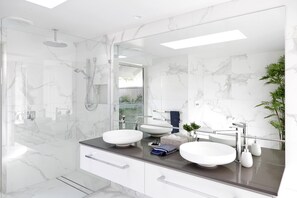 Haartrockner, Handtücher, Seife, Toilettenpapier